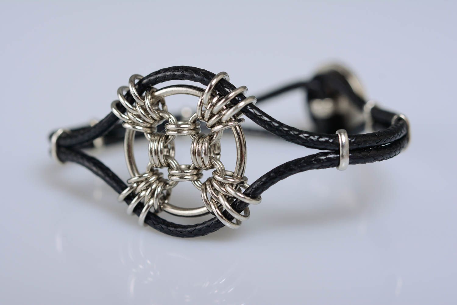 Bracelet en métal et lacet synthétique fait main original bijou pour femme photo 1