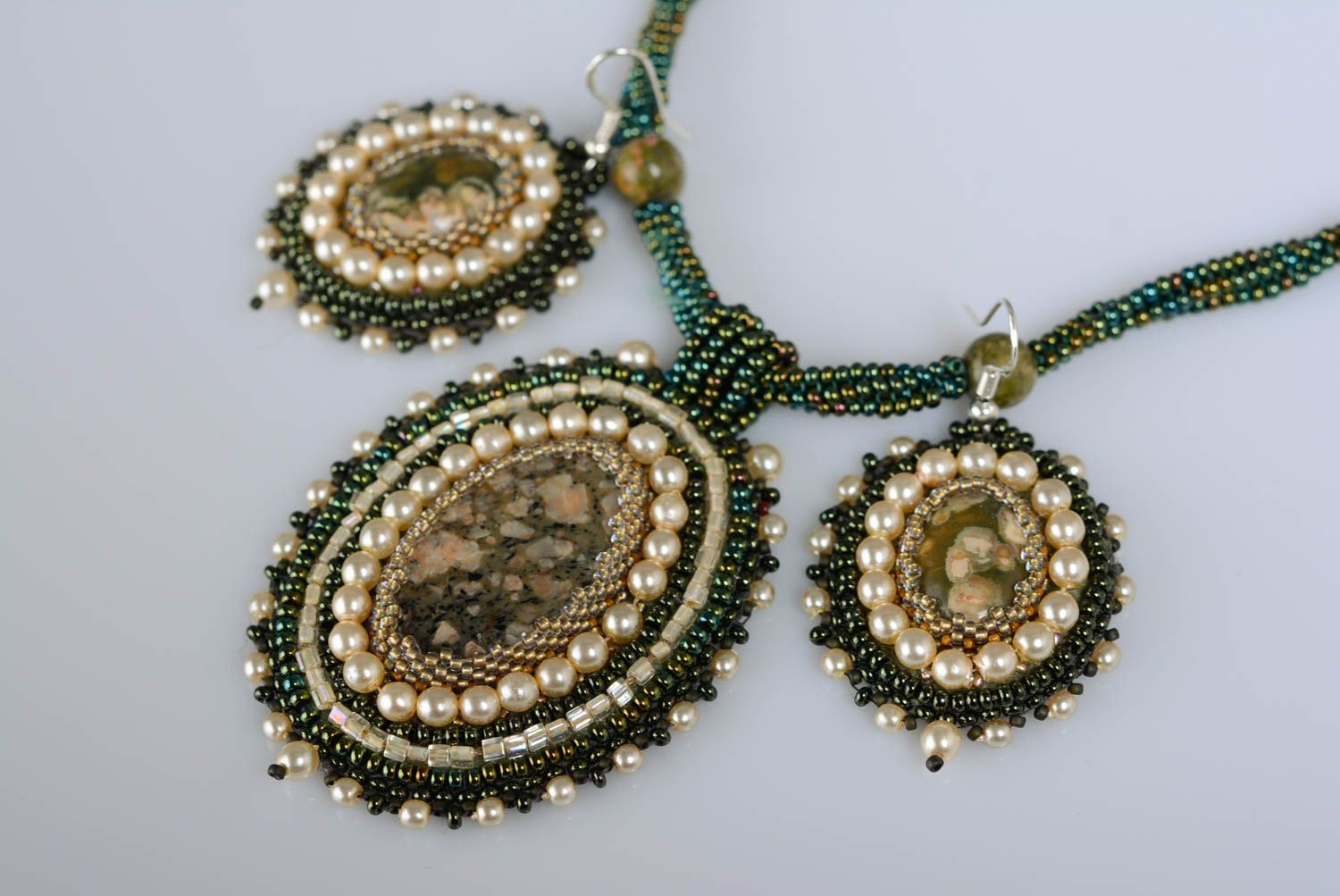 Ensemble de collier et boucles d'oreilles perles rocaille faites main 2 pièces photo 2
