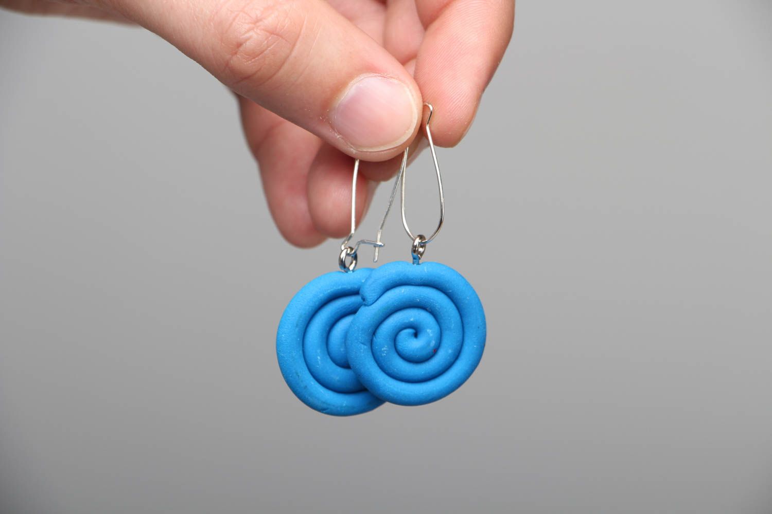 Boucles d'oreilles en pâte polymère Spirale bleue  photo 3