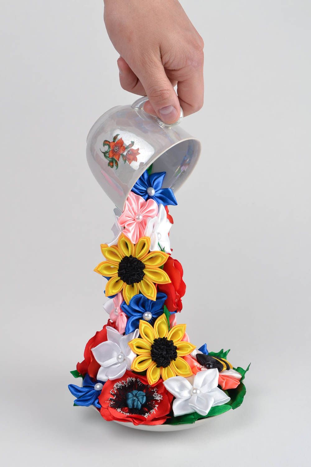 Composition florale Tasse avec fleurs artificielles rubans de satin faite main photo 2