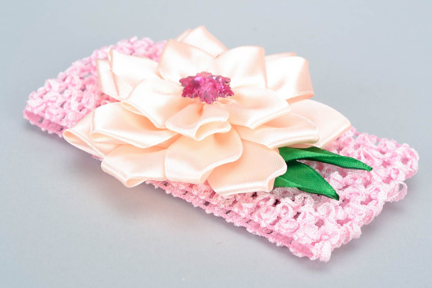 Stilvolles originelles rosa Haarband mit Blume für Baby in Kanzashi Technik handmade foto 4