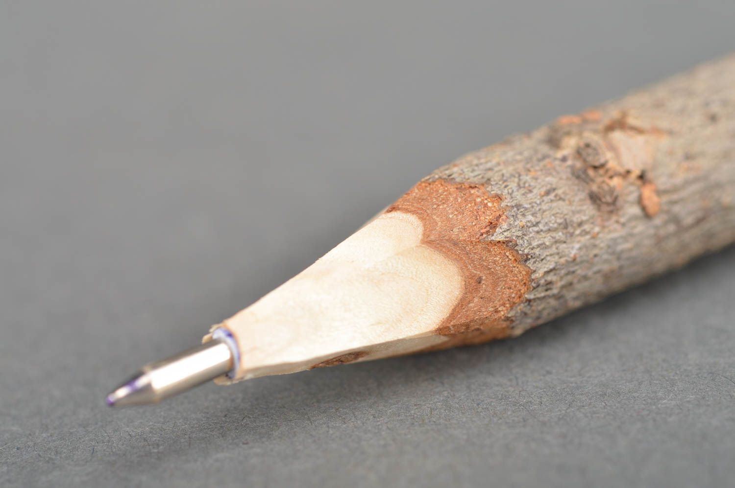 Natureller dunkler schöner handgemachter Kugelschreiber aus Holz Geschenk Kind foto 2