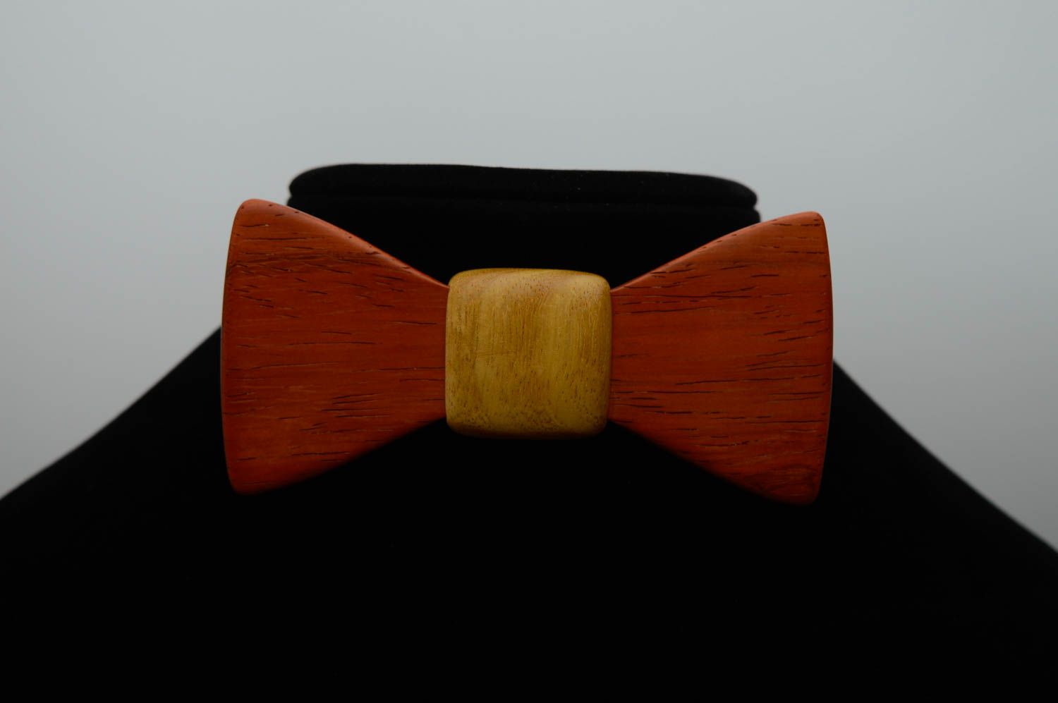 Деревянный галстук-бабочка из желтого дерева фото 3