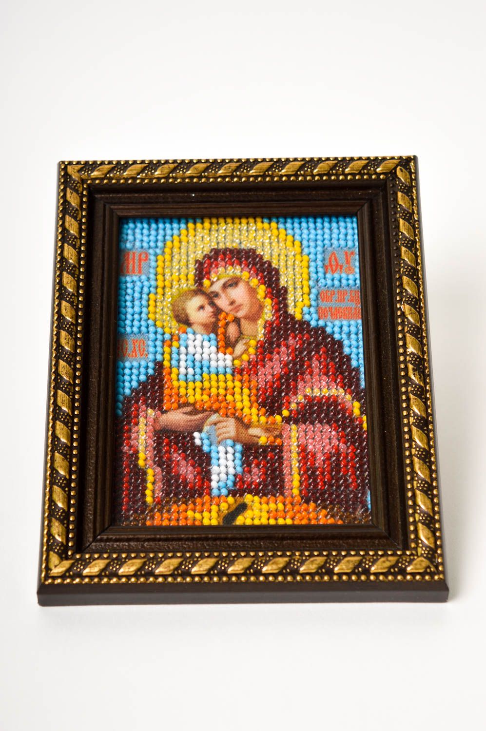 Икона ручной работы икона вышитая бисером Божья мать с младенцем красивая икона фото 2
