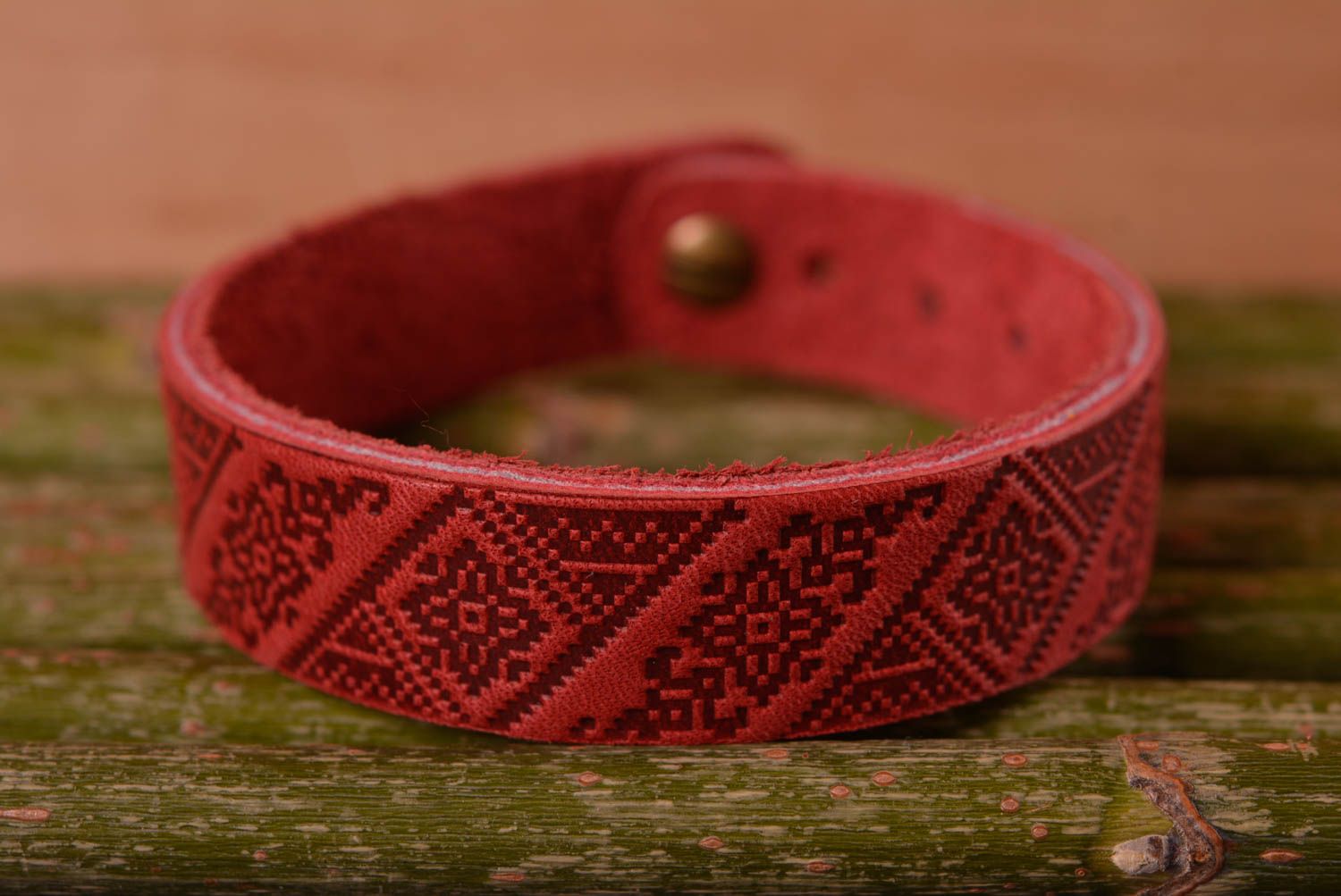 Кожаный браслет ручной работы украшение из кожи красный браслет на руку фото 1