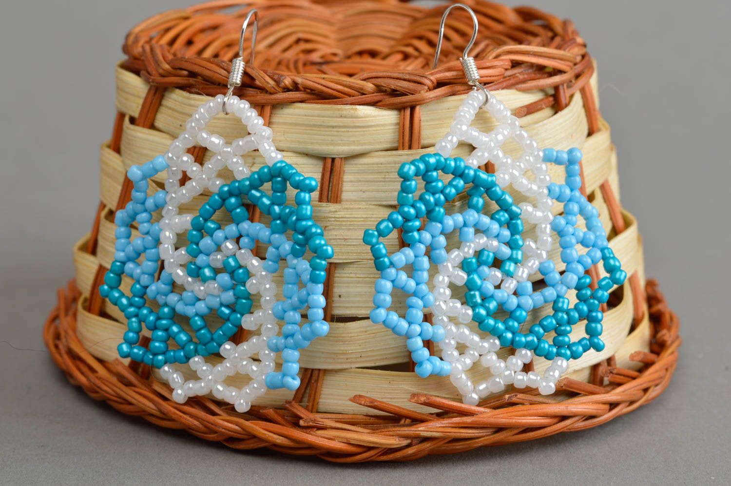 Boucles d'oreilles rondes ajourées en perles de rocaille bleu blanc faites main photo 1
