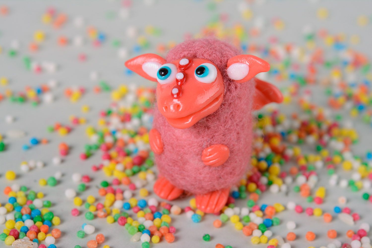 Handmade Spielzeug Drache in Rosa aus Wolle gewalkt und Polymerton klein drollig foto 1