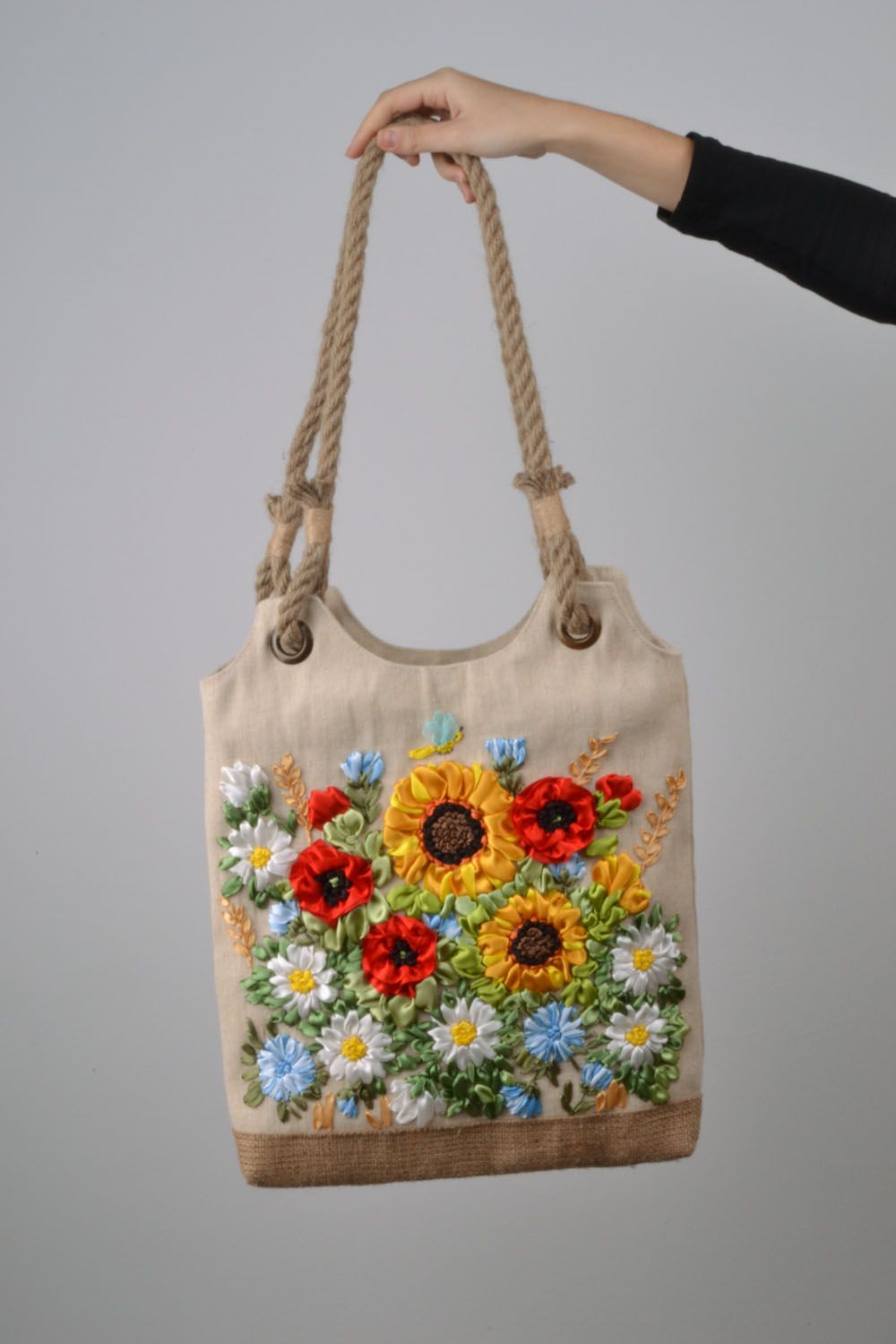 Bolsa de mujer con flores bordadas con cintas de raso foto 2