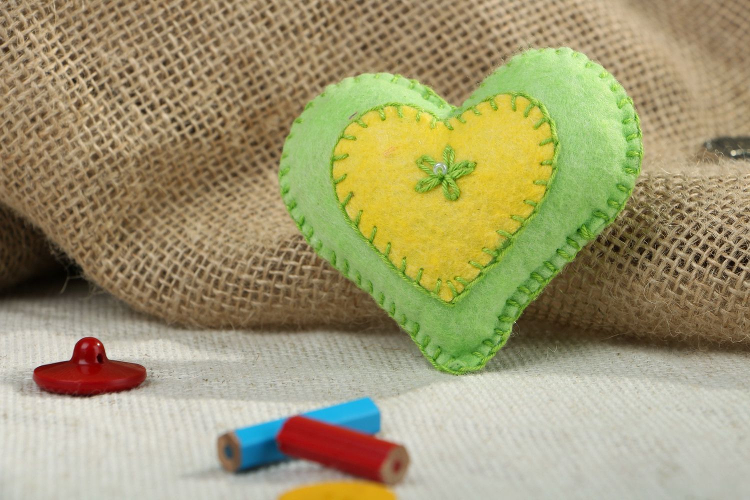 Декоративное двухцветное сердце из ткани фото 5