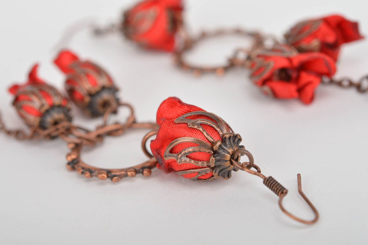 Boucles d'oreilles pendantes Bijou fait main roses rouges Accessoire femme photo 4