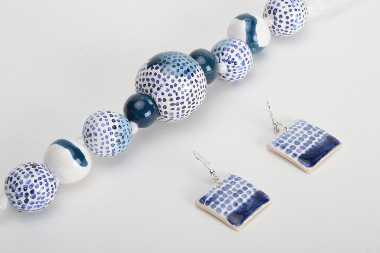 Набор украшений из белой глины ожерелье и серьги ручной работы белые с синим фото 4