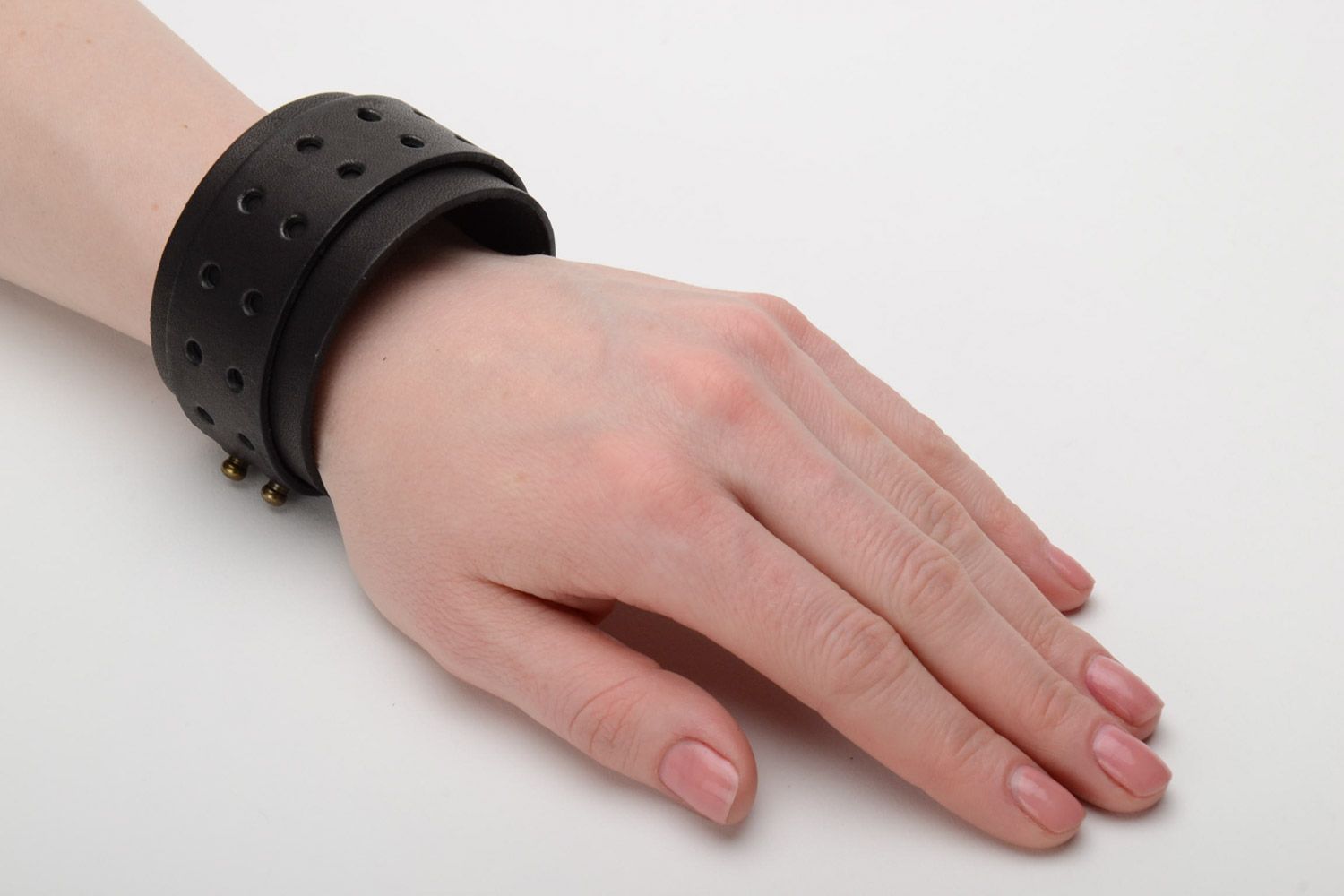 Черный широкий браслет на руку из натуральной кожи для мужчины ручной работы фото 2