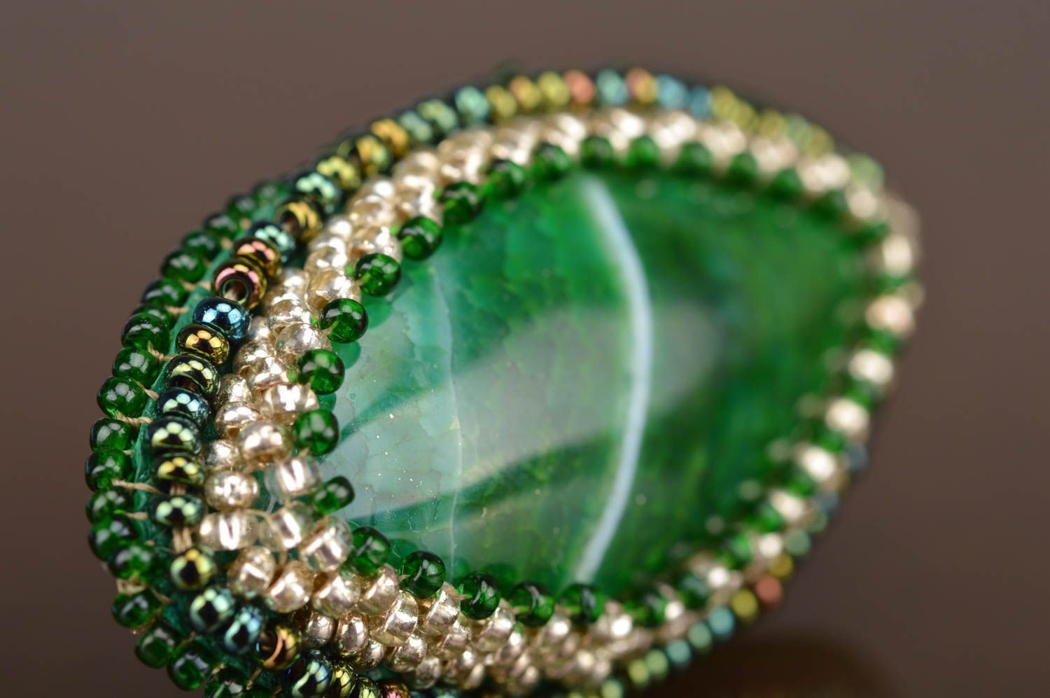 Зеленое кольцо вышитое бисером с натуральным камнем ручной работы красивое фото 3
