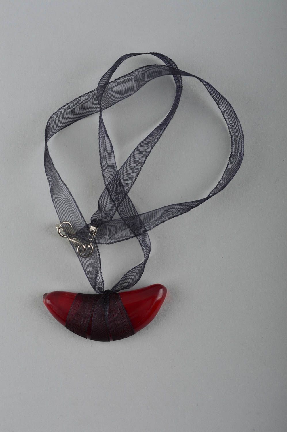 Colgante hecho a mano de color rojo accesorio para mujer bisutería artesanal foto 2