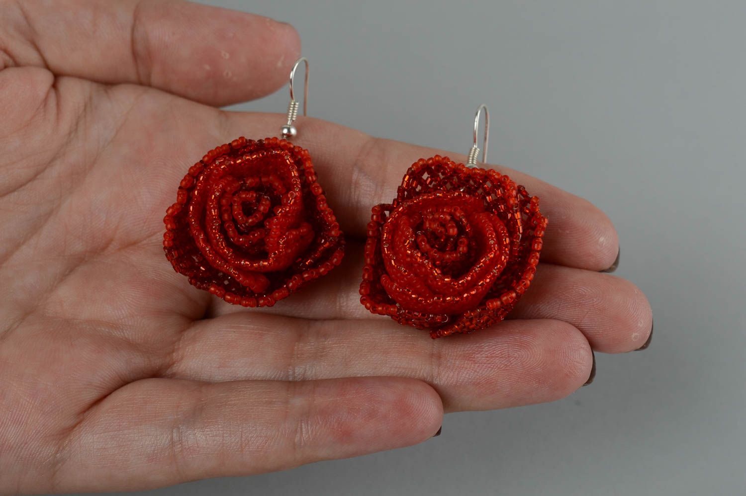 Серьги из бисера серьги ручной работы модные серьги красные розы красивые фото 5
