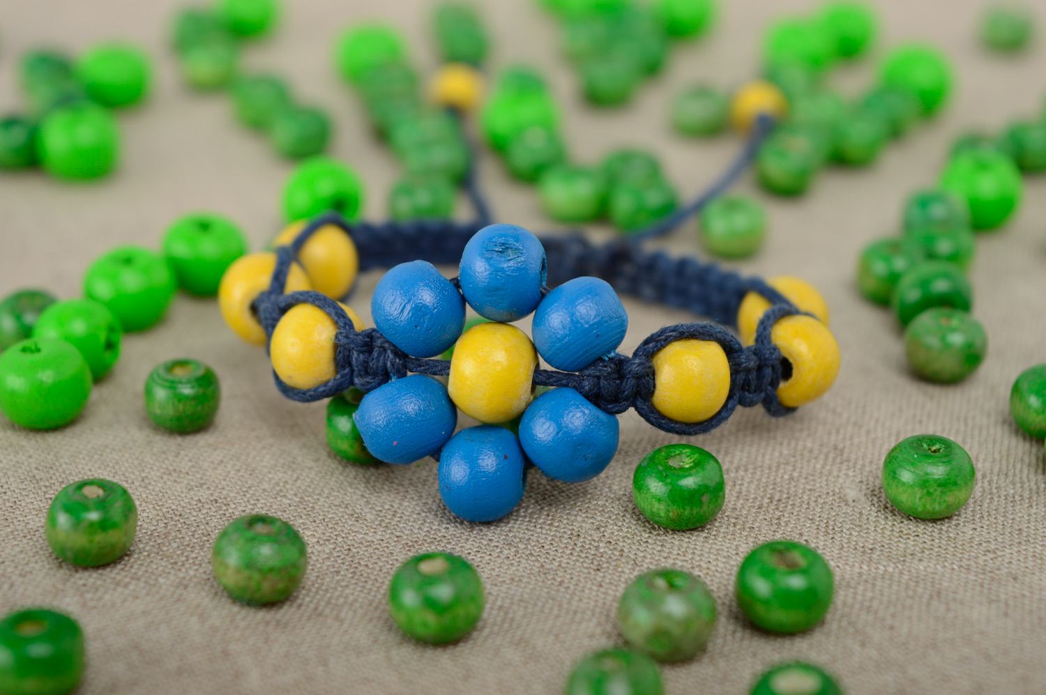 Bracelet en macramé avec perles en bois bleu et jaune fait main pour femme photo 2