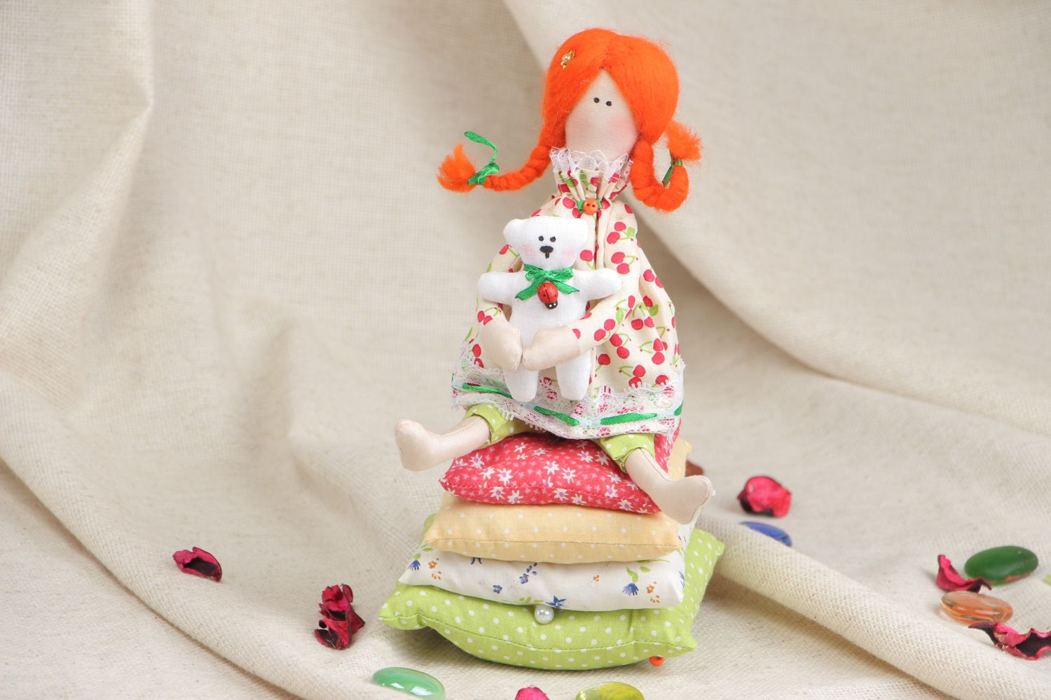 Künstlerische weiche handmade Puppe aus Textil Prinzessin auf der Erbse foto 5