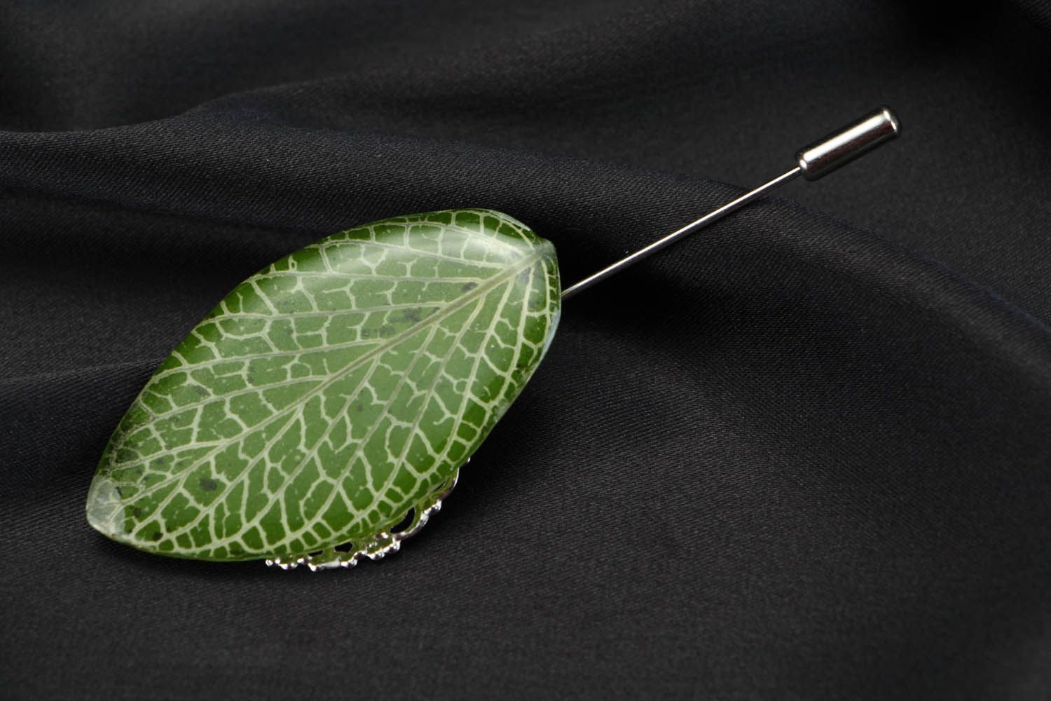Brooch with natural leaf coated with epoxy photo 2