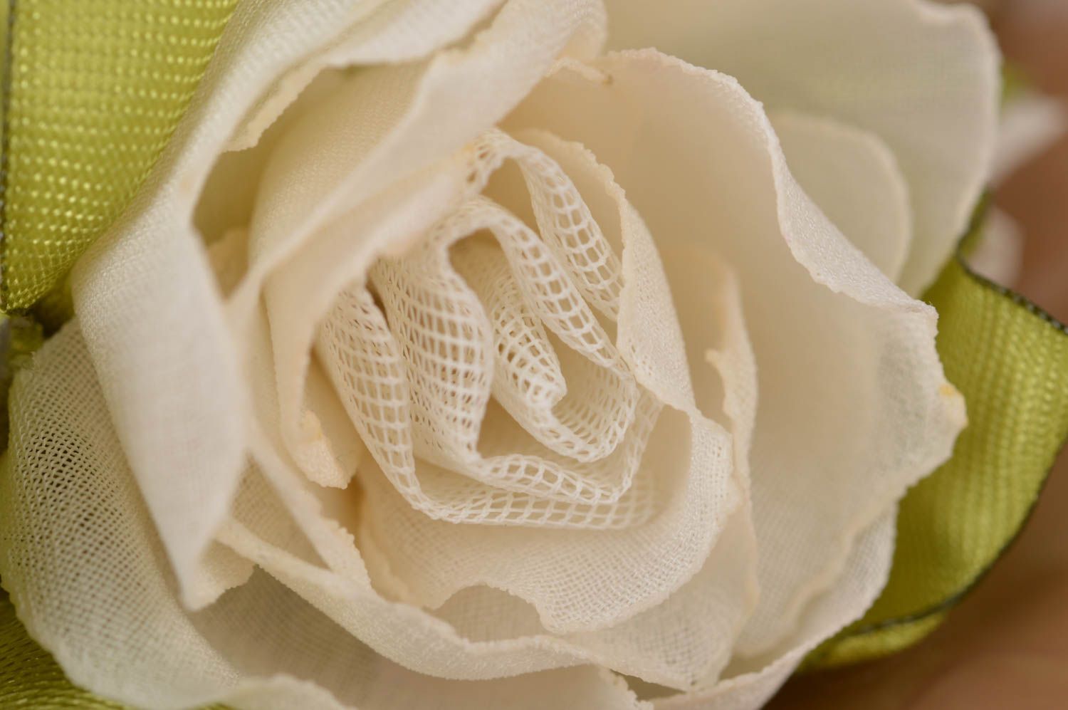 Juego de accesorios artesanales broche con forma de flor y diadema blancos  foto 5