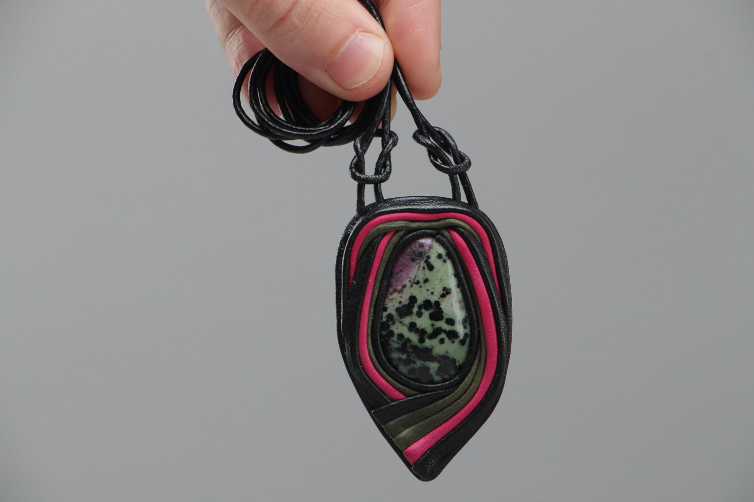 Stilvoller origineller Anhänger aus Leder mit echtem Stein in Schwarz und Rosa handmade foto 5