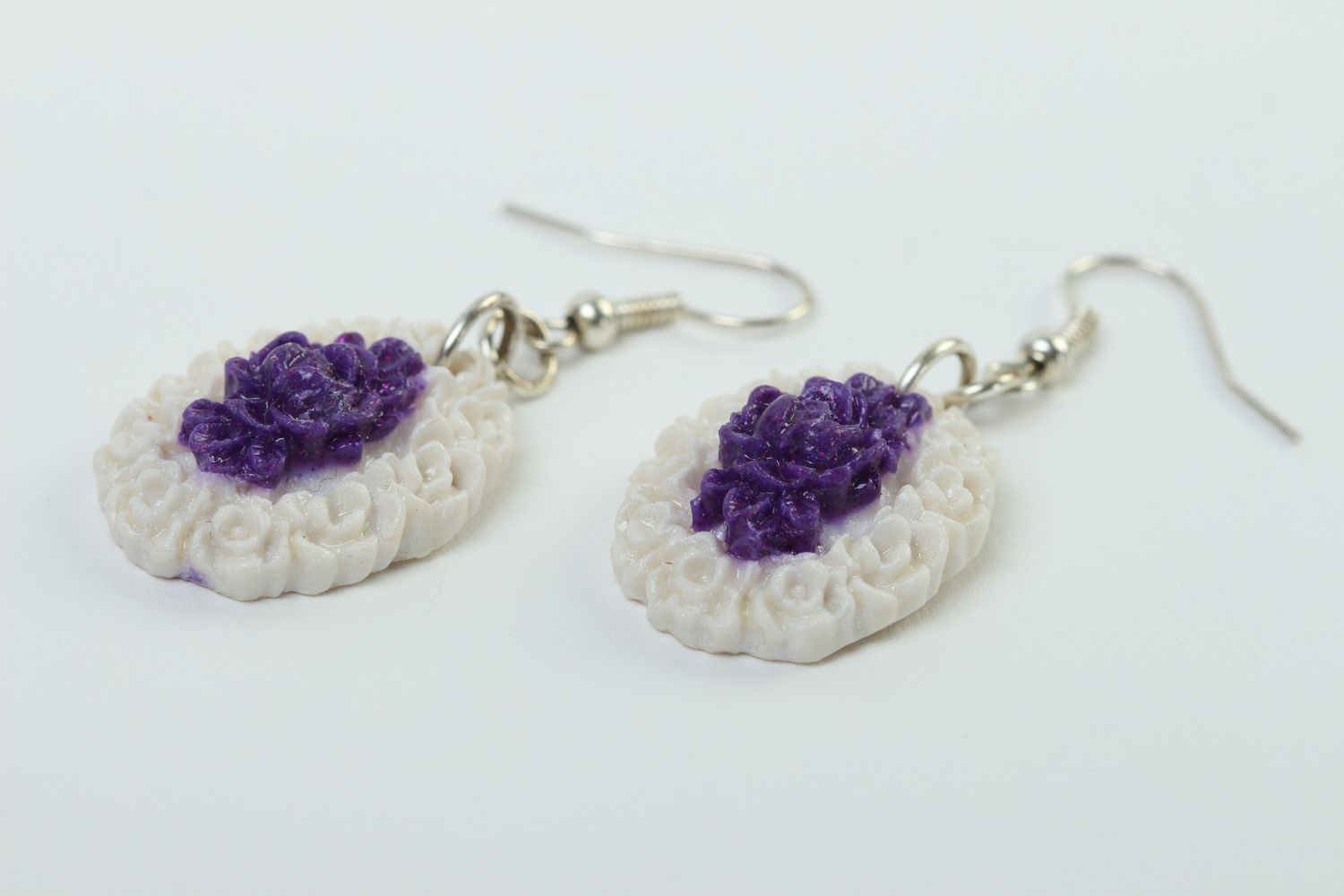Boucles d'oreilles pendantes Bijou fait main ovales blanc-violet Cadeau femme photo 3