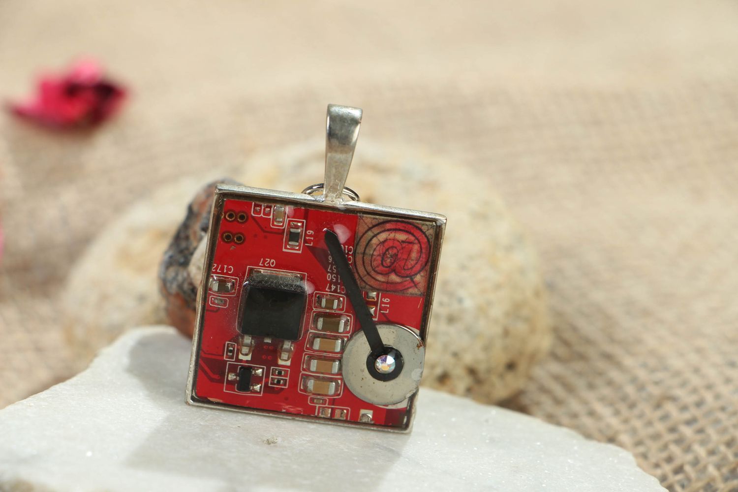 Pendentif en métal rouge cyberpunk avec mécanisme photo 5