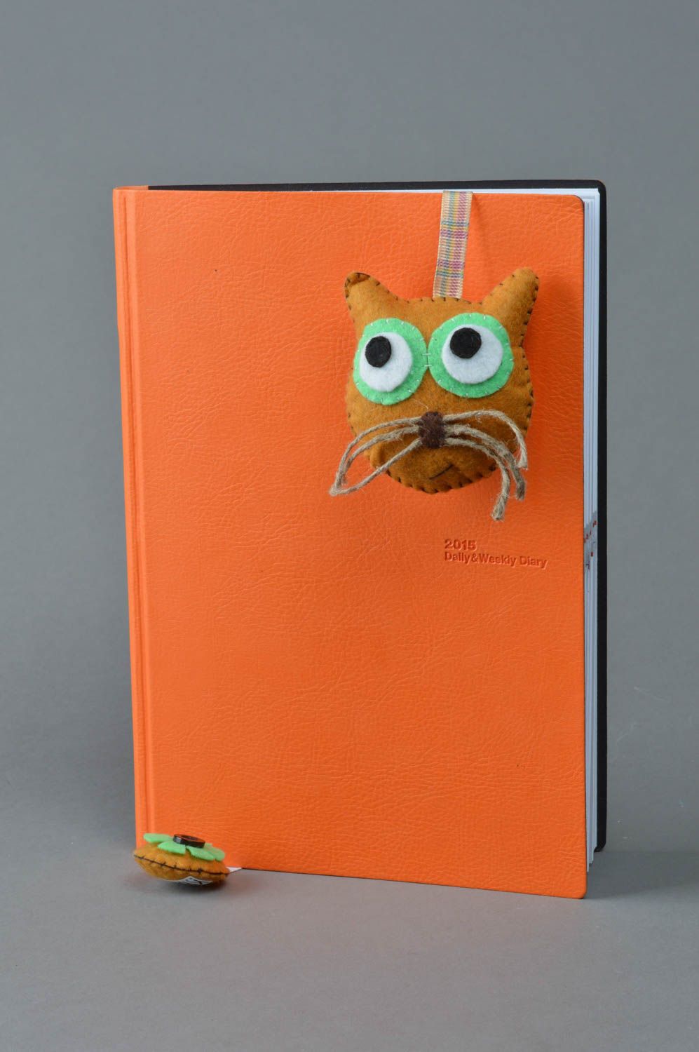Игрушка-закладка для книг кот из фетра ручной работы красивая с ленточкой фото 2