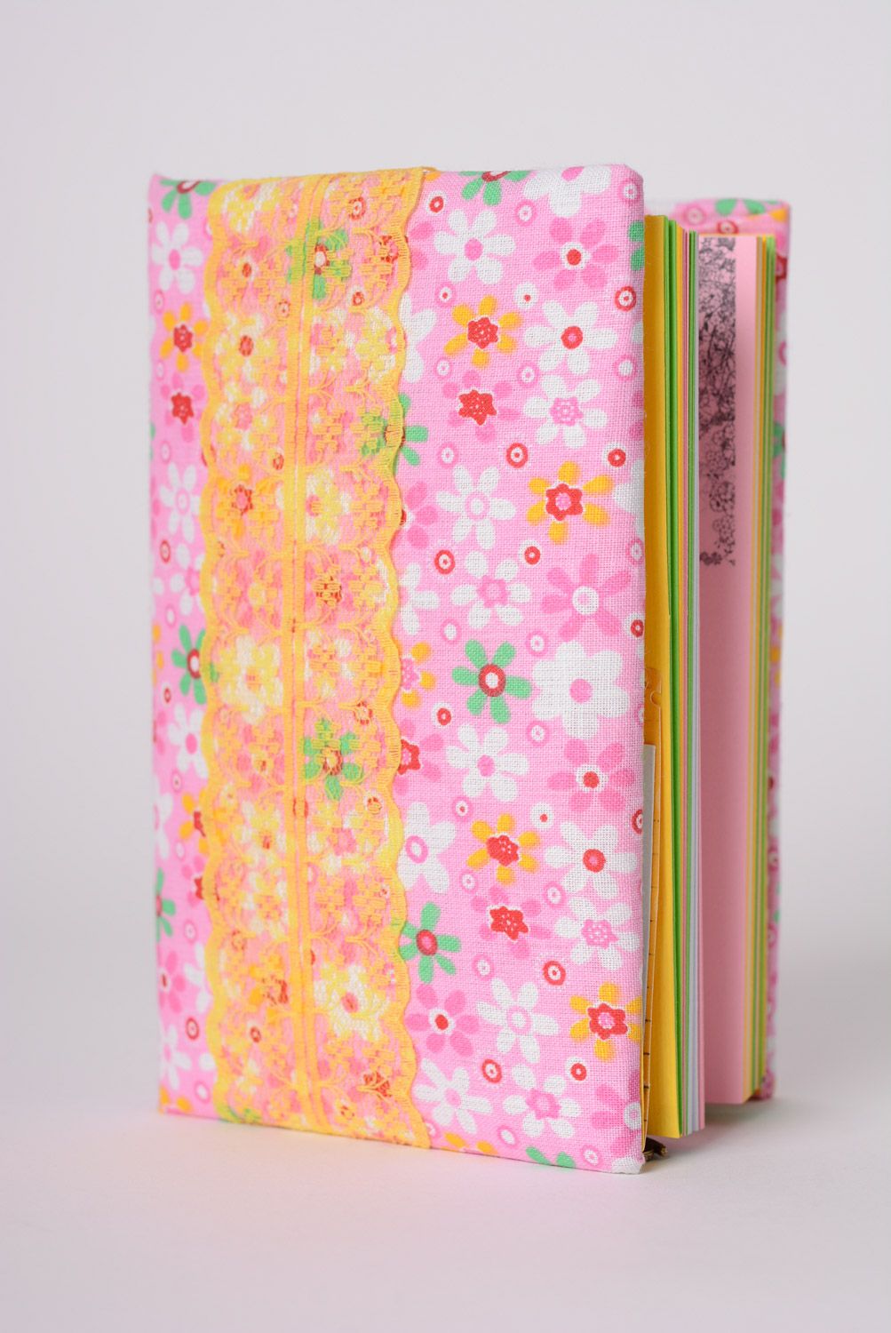 Bloc de notas artesanal rosado con cubierta de tela con estampado y encaje foto 1