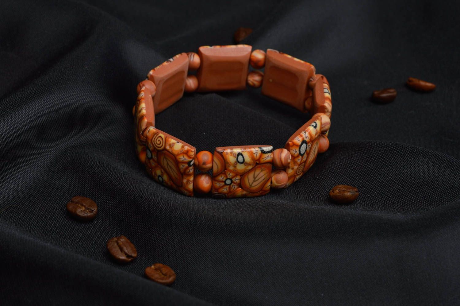 Bemaltes braunes Armband aus Polymerton an Gummi handgefertigt für Frauen foto 1