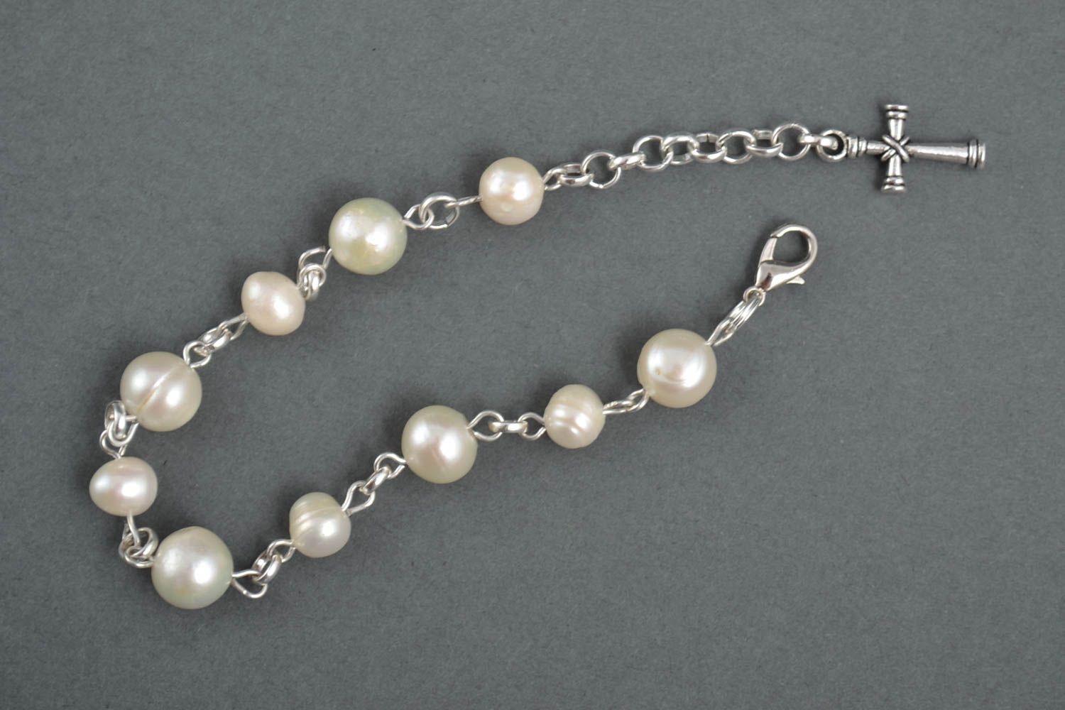 Handmade Armband mit Perlen Mode Schmuck Frauen Accessoire mit Kreuz weiß foto 2