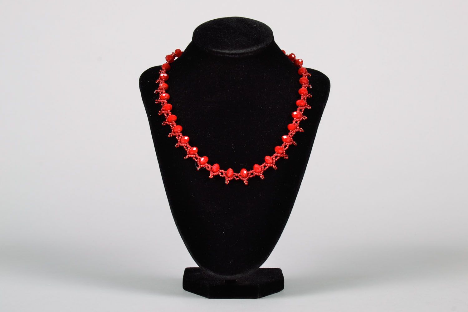 Red beaded necklace photo 2