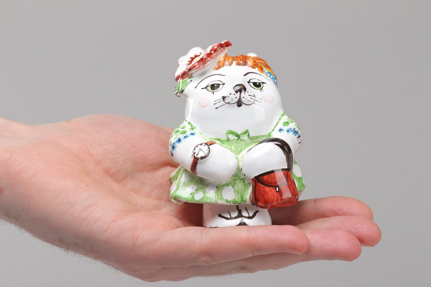 Figurilla cerámica pequeña con forma de gata encantadora pintada hecha a mano foto 5