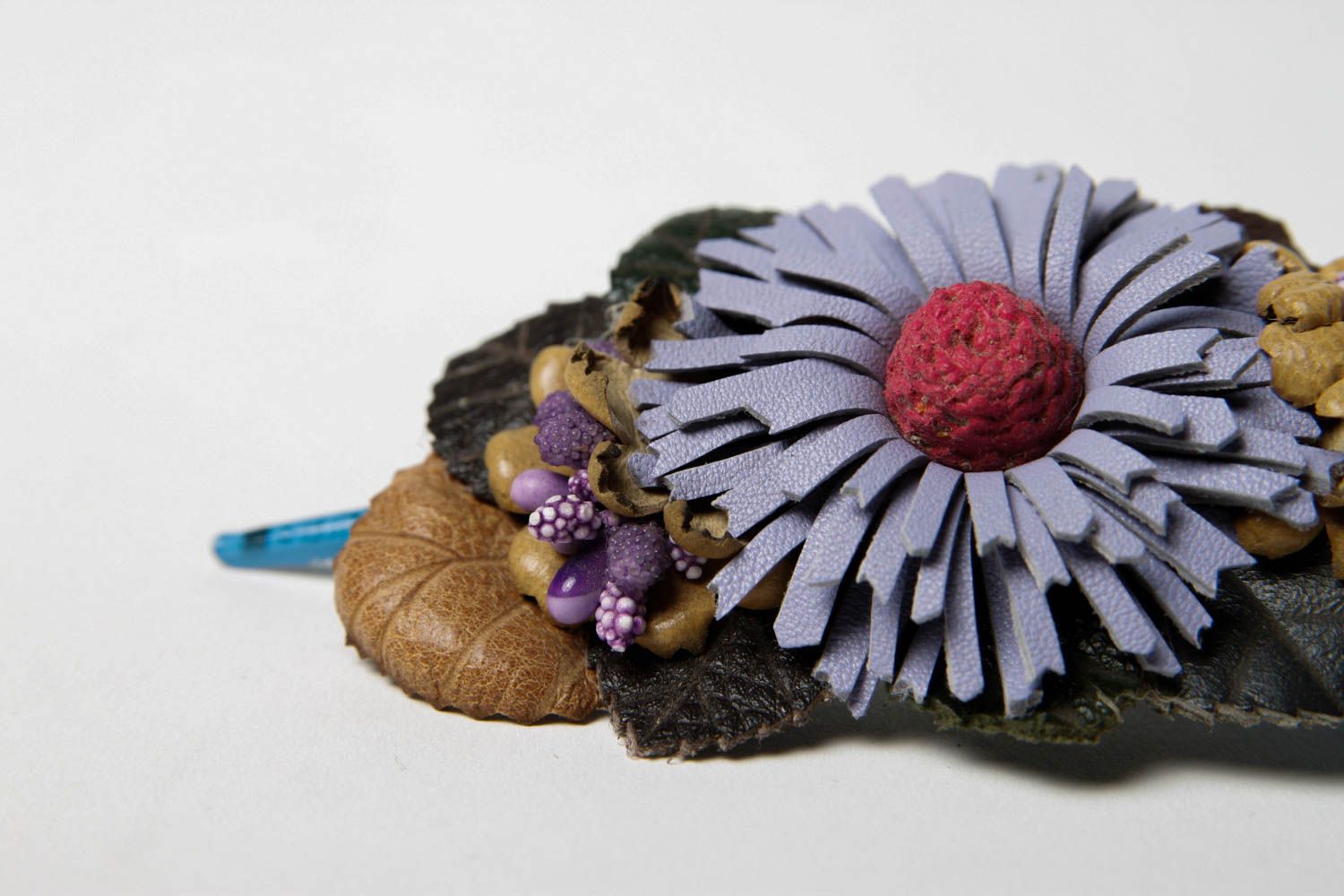 Аксессуар для волос ручной работы оригинальная заколка с цветами заколка из кожи фото 4