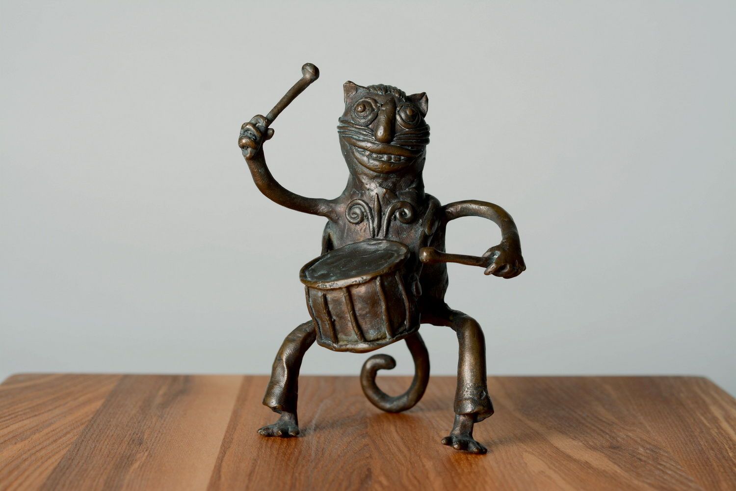 Dekorative Statuette aus Bronze Katze-Trommler foto 1