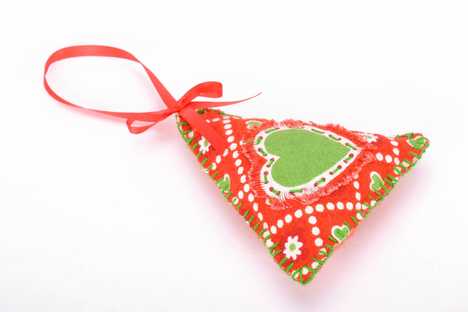 Brinquedo da árvore de Natal costurado de fleece feito em tons vermelhos e verdes foto 2