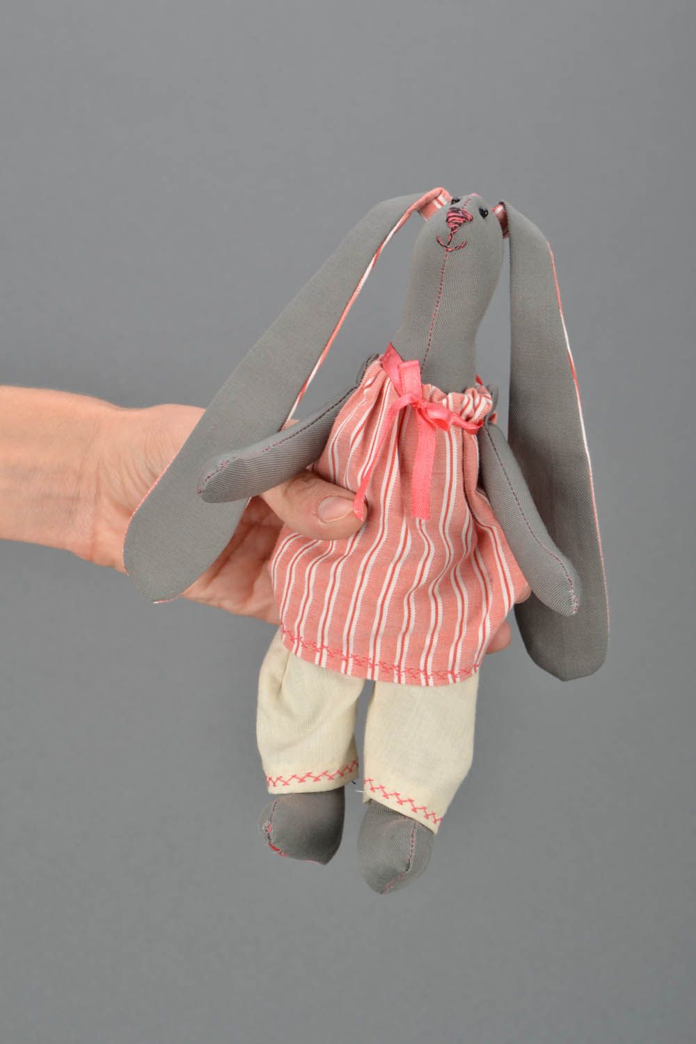 Brinquedo macio feito à mão costurado de tecido Coelho sorridente foto 2