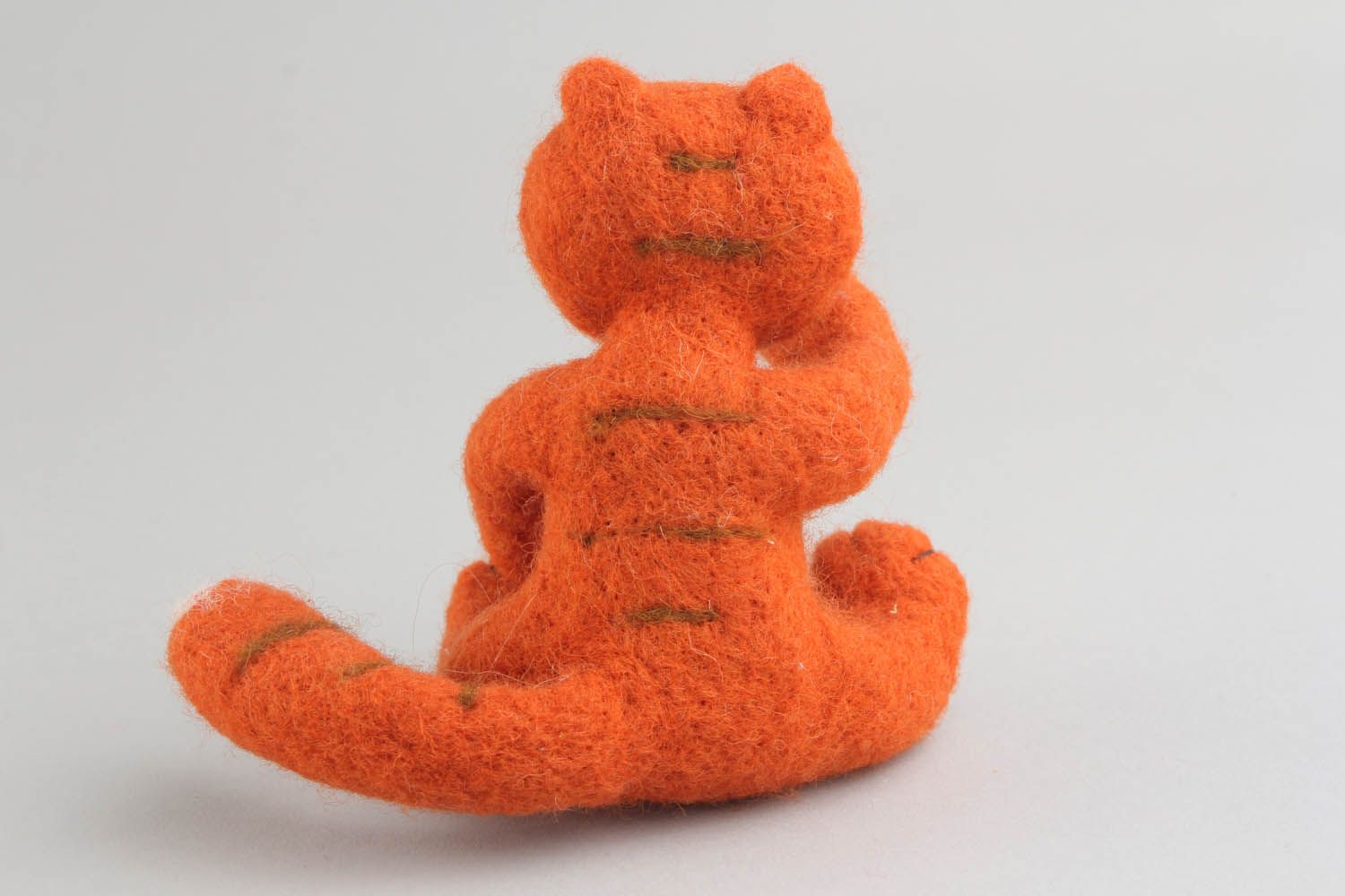 Brinquedo macio têxtil feito à mão de lã para decoração do interior de materiais naturais Gato ruivo foto 4