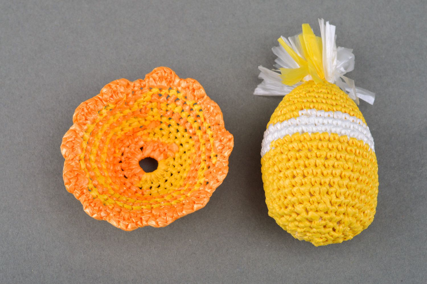 Gehäkeltes handmade Osterei aus Fäden aus Plastiktüten in Gelb und Weiß  foto 2