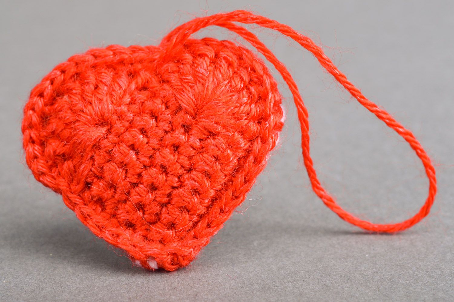 Petite décoration tricotée suspendre faite main en forme de coeur rouge-blanc photo 5