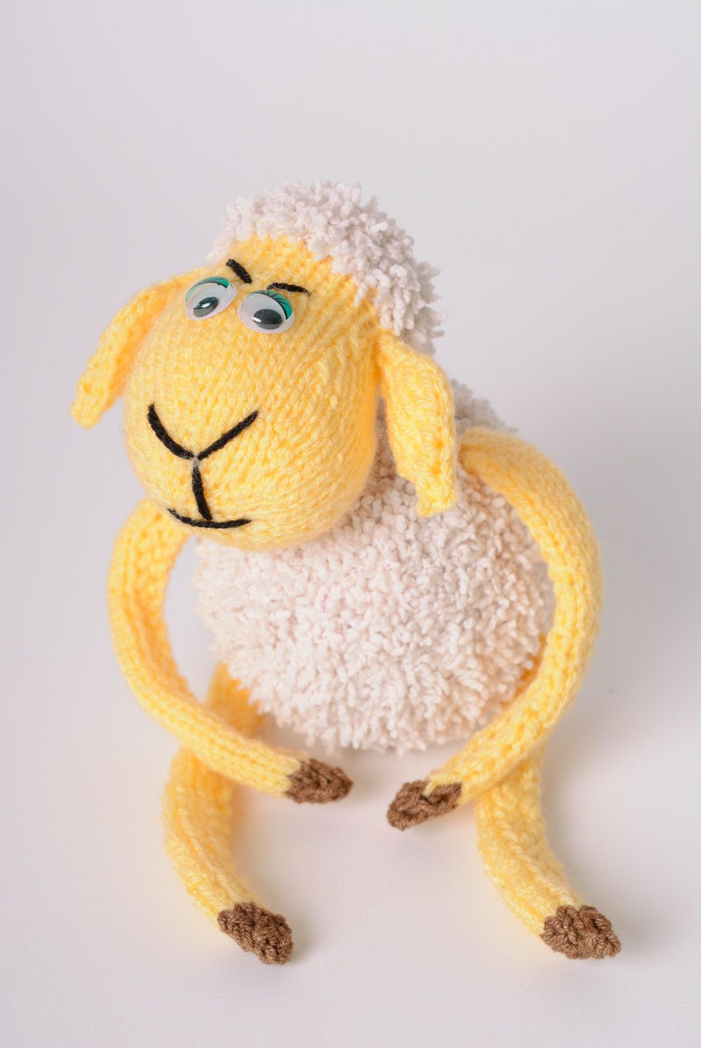 Мягкая игрушка овечка белая с желтым вязаная спицами смешная ручной работы фото 1