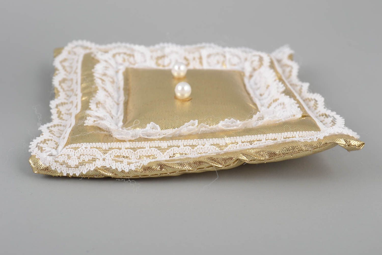 Originelles schönes goldenfarbenes handgemachtes Ringkissen für die Hochzeit foto 5