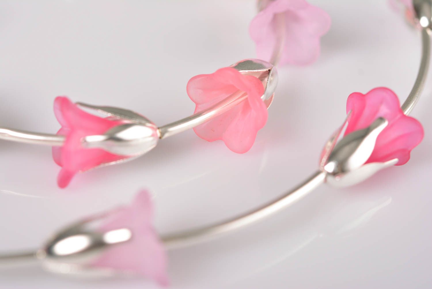 Set of handmade jewelry with pink plastic flowers necklace and wrist bracelet photo 4