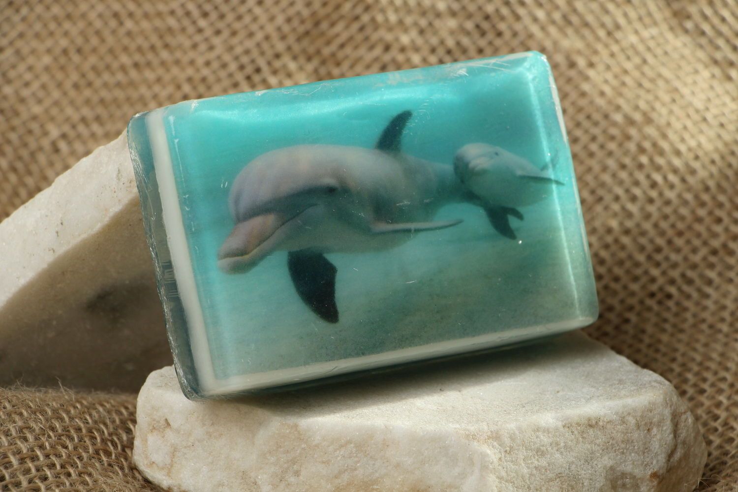 Savon artisanal à image de dauphin et parfum exotique   photo 2