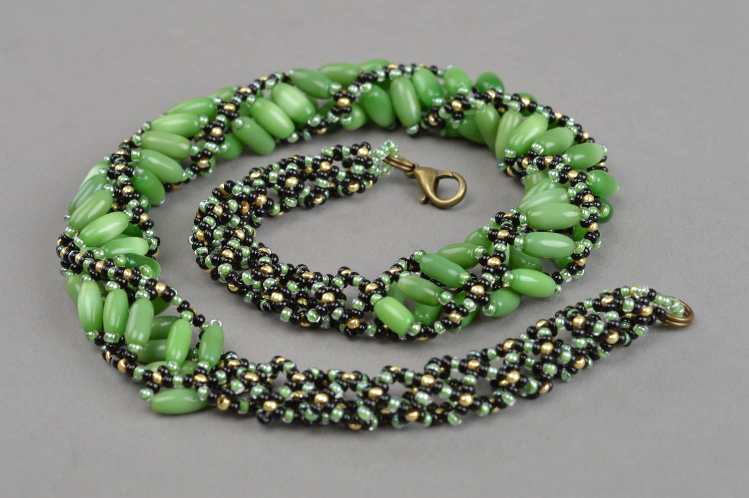 Collier en œil-de-chat et perles de rocaille vert fait main original pour femme photo 3