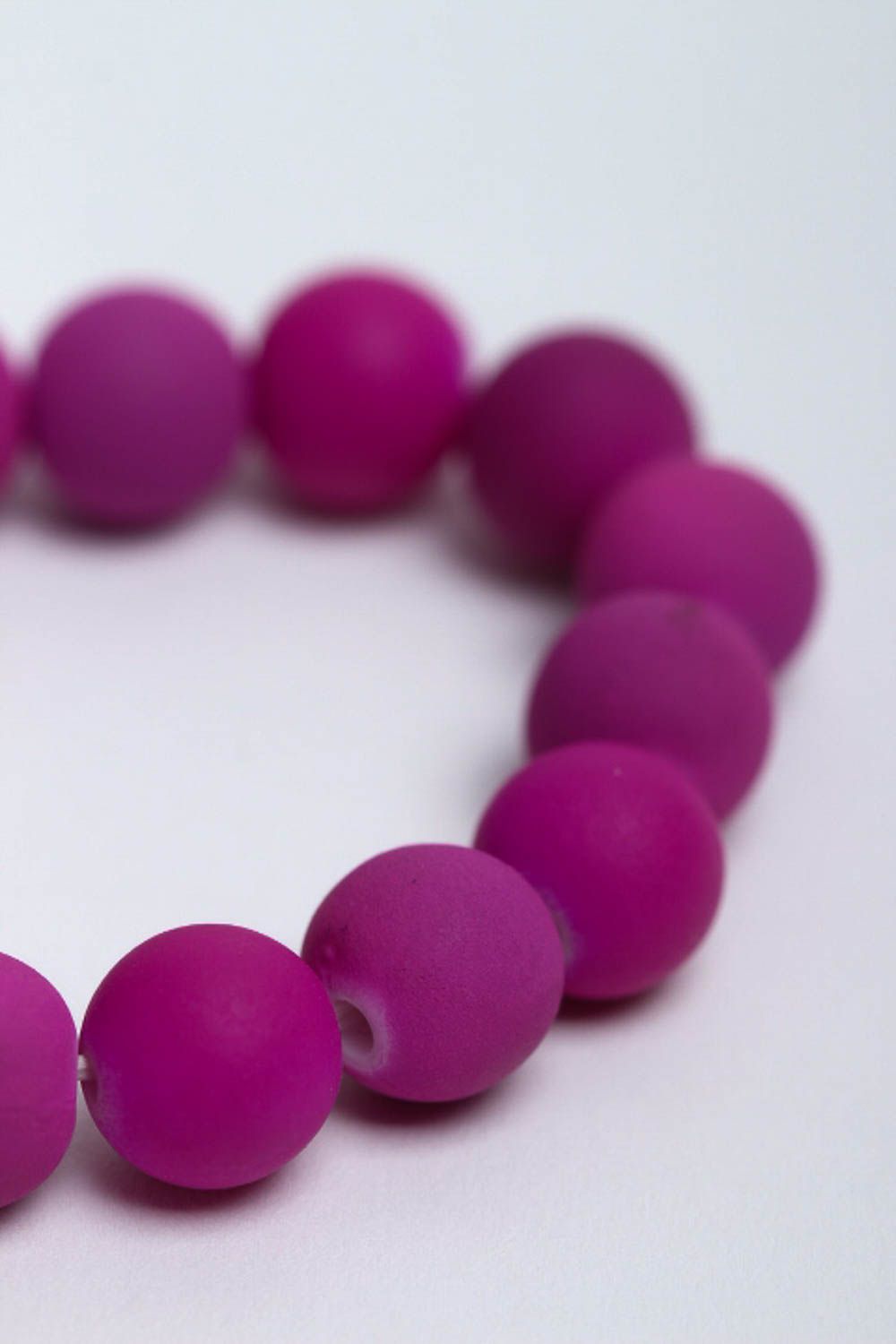 Bracelet tendance Bijou fait main de couleur violette Accessoire femme photo 4