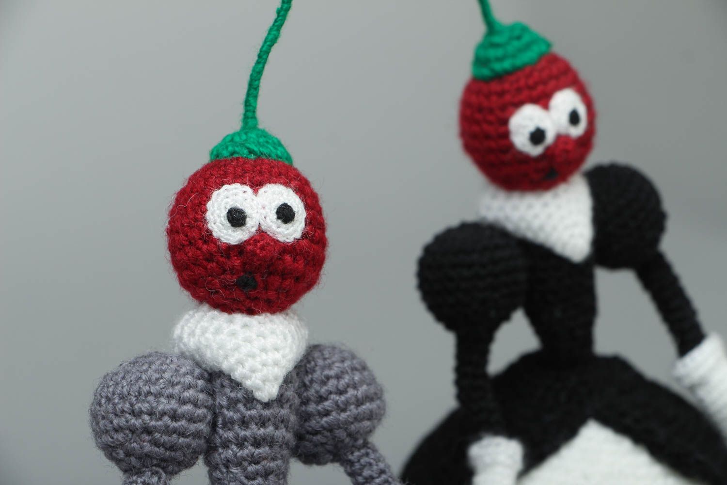 Deux poupées tricotées originales Cerises  photo 2