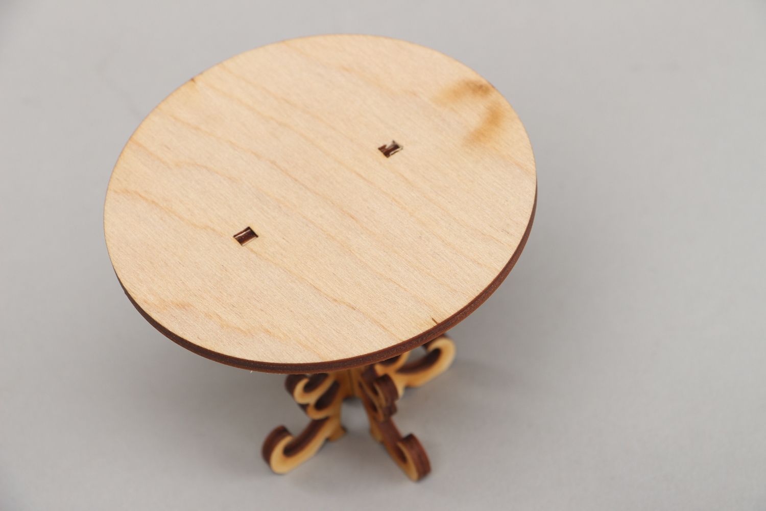 Dekorativer Tisch aus Furnierholz foto 2