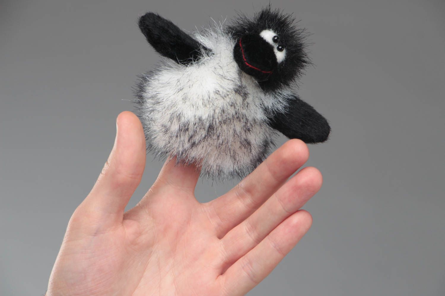 Petite peluche à doigt oiseau en fausse fourrure gris noir faite main corbeau photo 5