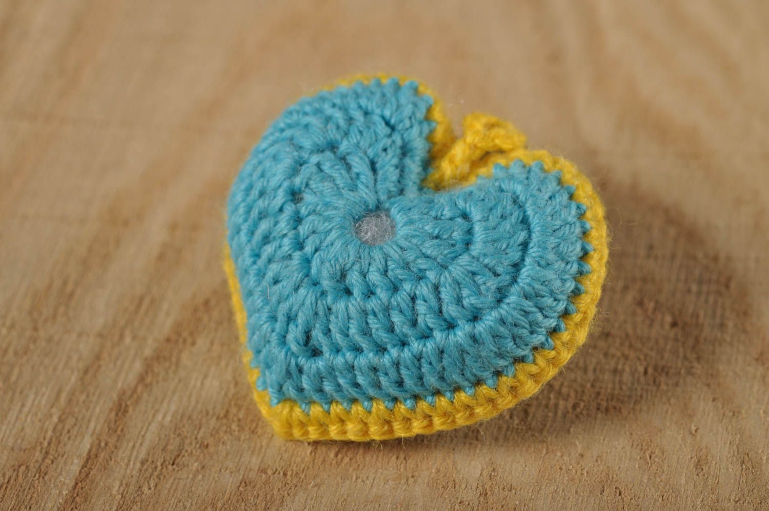 Handmade Deko Anhänger aus Acryl Wand Schmuck Hängedeko Herz blau gelb gehäkelt foto 2