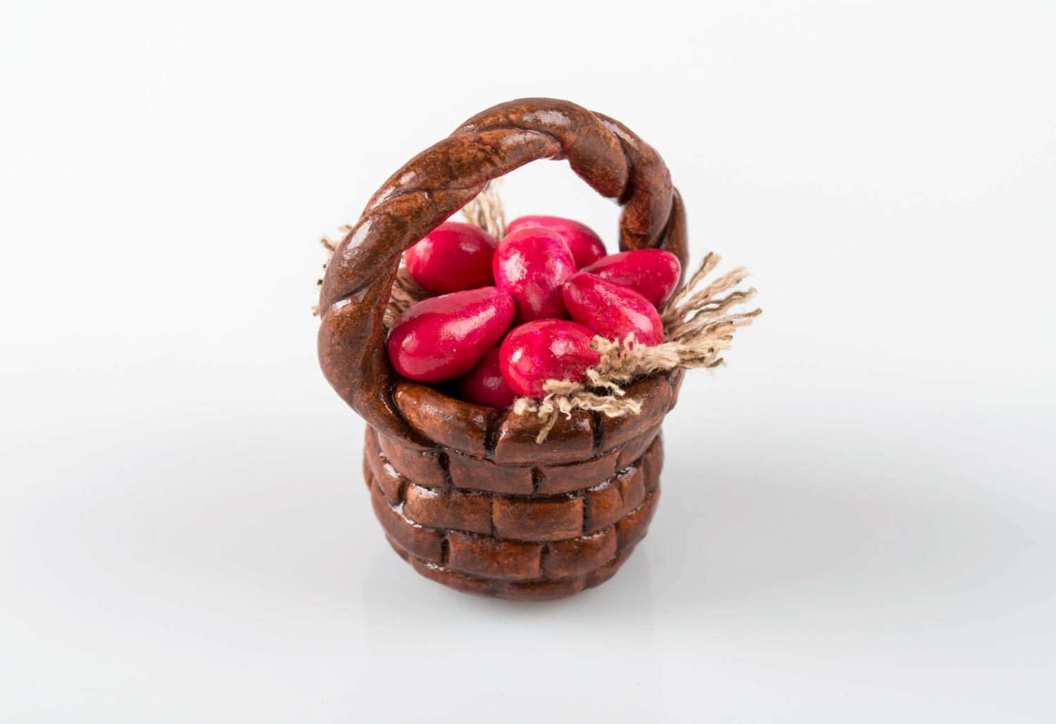 Корзинка с пасхальными яйцами из глины праздничный сувенир ручной работы фото 2